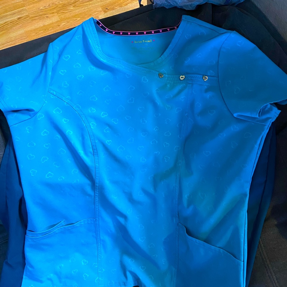 Light Teal/ Turquoise XL Heart Soul scrub top!